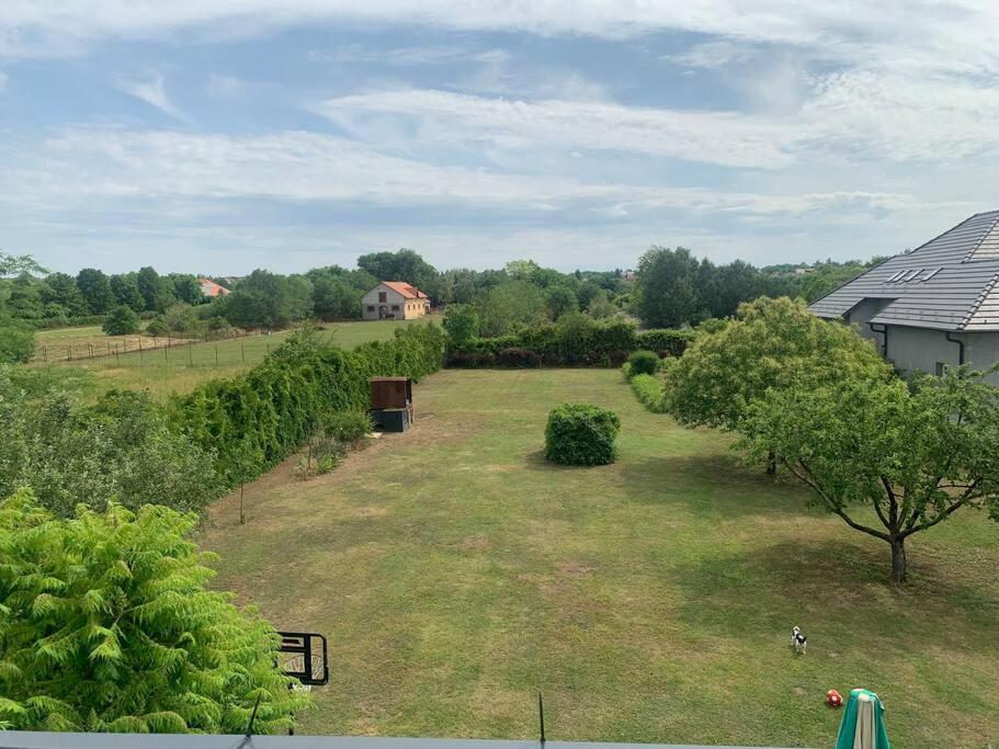 Erd - Csendes, Kenyelmes Csaladi Haz Appartement Buitenkant foto