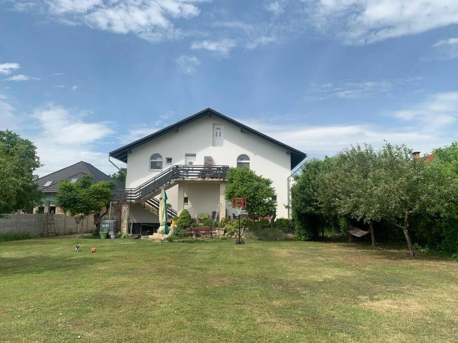 Erd - Csendes, Kenyelmes Csaladi Haz Appartement Buitenkant foto