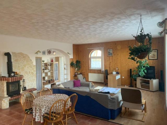 Erd - Csendes, Kenyelmes Csaladi Haz Appartement Buitenkant foto